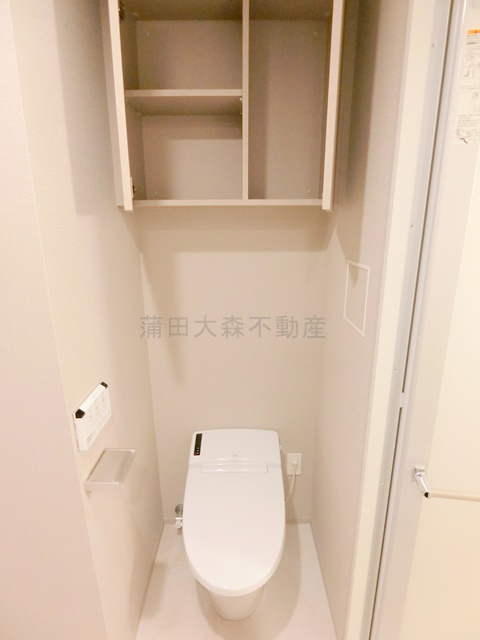 プラウドフラット西蒲田のトイレ|棚収納と温水洗浄便座付きのトイレ