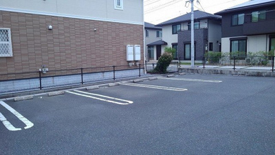 【駐車場】 | Ｓｏｎｅ　ＡｐａｒｔｍｅｎｔＣ | 車をお持ちの方に嬉しい駐車場付きの物件です