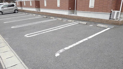 【駐車場】 | クリス山門 | 車をお持ちの方に嬉しい駐車場付きの物件です