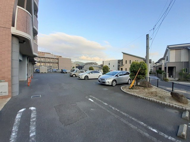 【駐車場】 | グランド・コスモ | 駐車場に車を止められます