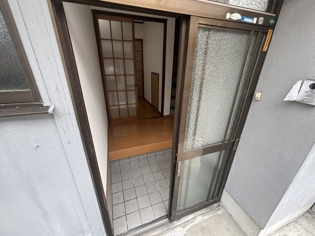 宇治蔭山貸家の玄関
