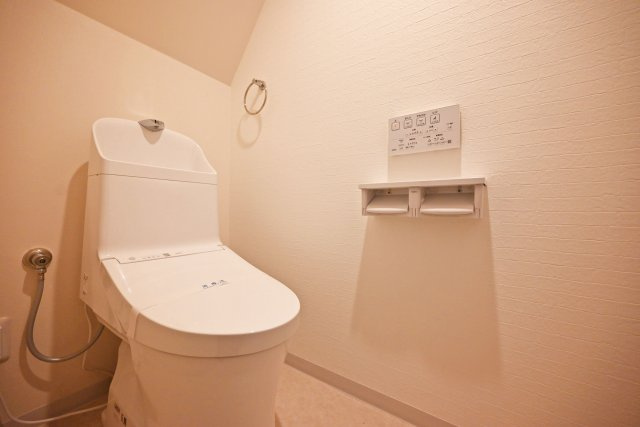伊丹市中野西4丁目中古一戸建て│3LDK+駐車1台可のトイレ|1階トイレの内観写真です。
1、2階ともにトイレ新調済み。ウォッシュトイレが導入されています。