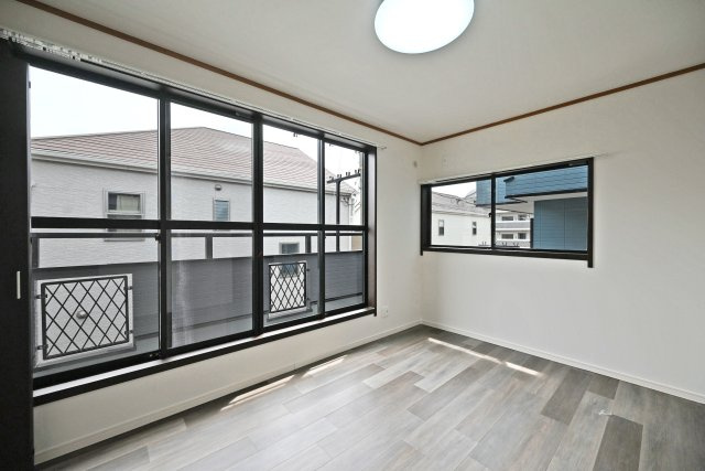 伊丹市中野西4丁目中古一戸建て│3LDK+駐車1台可の洋室|-主寝室(2F)-
主寝室想定の洋室6帖のお部屋の内観写真です。バルコニーに面しており、採光良好です。