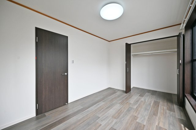 伊丹市中野西4丁目中古一戸建て│3LDK+駐車1台可の洋室|－主寝室(2F)-
収納庫内には枕棚とハンガーレールを配置しています。 限られた収納スペースでもすっきりと片付けることが出来ます。