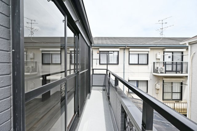 伊丹市中野西4丁目中古一戸建て│3LDK+駐車1台可のバルコニー|バルコニーに奥行きがあるため、洗濯物の量が多い日でもゆとりを持って干すことができます。