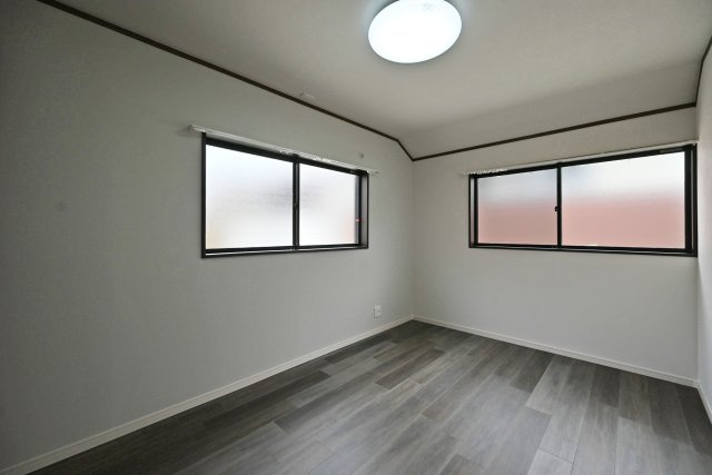 伊丹市中野西4丁目中古一戸建て│3LDK+駐車1台可の洋室|-洋室6.3帖(2F)- シンプルな間取りになっているのでどんな家具でも合います。家具や敷物のカスタマイズを楽しめます！