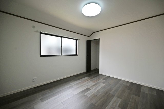 伊丹市中野西4丁目中古一戸建て│3LDK+駐車1台可の洋室|-洋室6.8帖(2F)-
