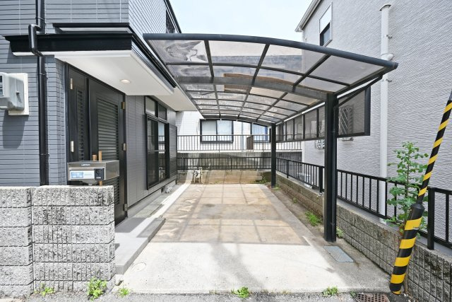 伊丹市中野西4丁目中古一戸建て│3LDK+駐車1台可の外観|駐車スペース部分の外観写真です。
