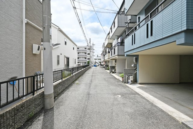 伊丹市中野西4丁目中古一戸建て│3LDK+駐車1台可の前面道路含む現地写真|道路幅員は約4ｍ幅です。