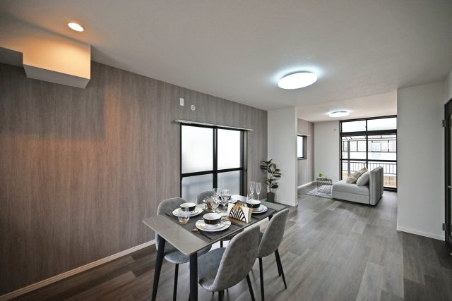 伊丹市中野西4丁目中古一戸建て│3LDK+駐車1台可の居間・リビング|約17.6帖のリビングはのびのびと寛げる空間となっております。ダイニングテーブルとソファを置いても余裕があります。