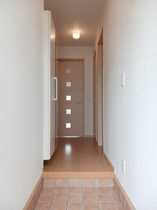収納もある玄関です
