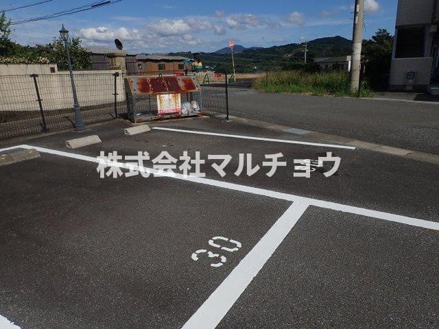 パーシモンⅡの駐車場|車をお持ちの方に嬉しい駐車場付きの物件です