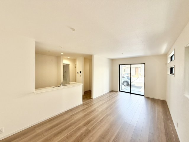 毎週末現地内覧会開催！泉佐野市南中樫井　新築戸建の居間・リビング