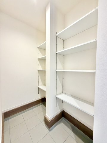 毎週末現地内覧会開催！泉佐野市南中樫井　新築戸建の収納|シューズクロークスペースとなっております