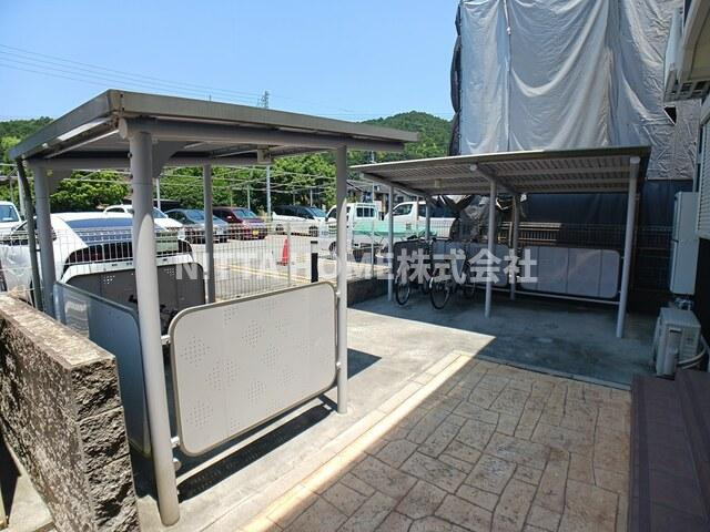 駅東館のその他共用部分|屋根付きの駐輪場は無料です◎
