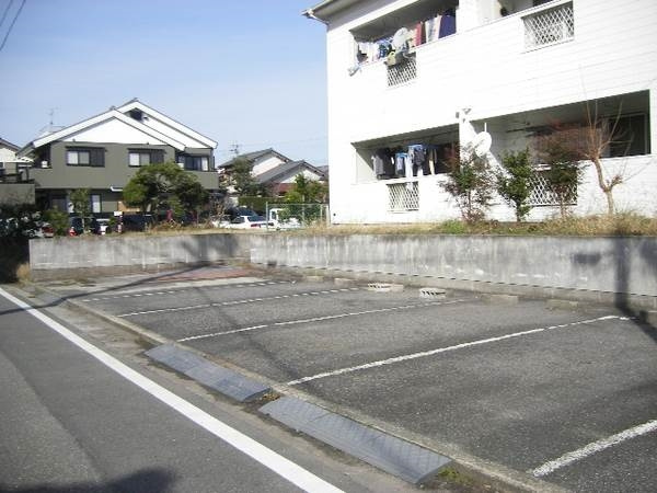 明和ハイツの駐車場