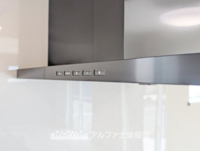 ~青梅新町5丁目~Newly Built Homeのキッチン|【Low-Profile Range Hood】
◆スリムレンジフード◆静かに心地よく空気を整えるリファインド設計。油汚れも付きにくく、お手入れも簡単。清潔で美しいキッチン空間を保ちます。