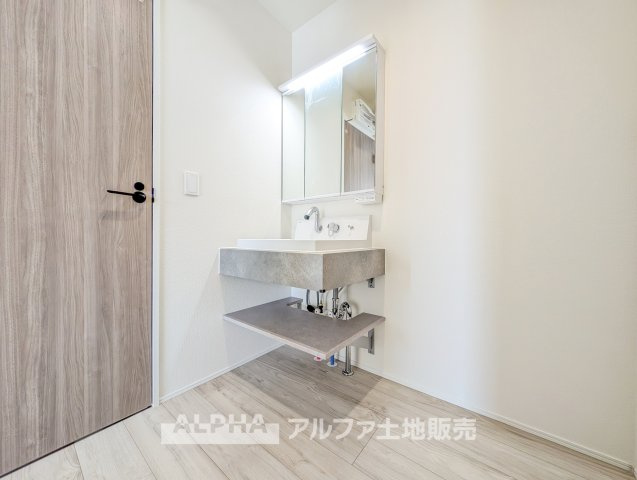 ~青梅新町5丁目~Newly Built Homeの独立洗面台|【Vanit】◆洗面台◆身支度がしやすい洗面台は、収納力にも配慮した設計。朝の準備から帰宅後まで、家族みんなが使いやすい空間です。