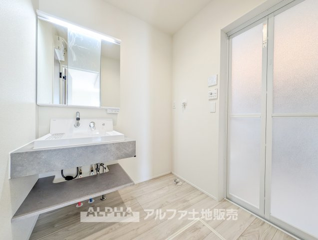 ~青梅新町5丁目~Newly Built Homeのランドリースペース|【Laundry space】
◆ランドリースペース◆広々した空間で雨の日でも十分に洗濯物を乾かすことが出来ます。バスルームには浴室換気乾燥機も付いているので重宝しますね。