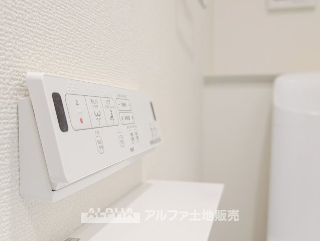 ~青梅新町5丁目~Newly Built Homeのトイレ|【Warm water flush toilet】
◆温水洗浄便座付きトイレ◆お掃除も楽々。快適に過ごすためには今や欠かせない設備の一つです。壁掛けリモコンで使いやすくいつでも清潔に保てます。
