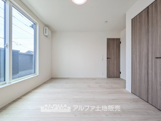 ~青梅新町5丁目~Newly Built Homeの洋室|【comfort room】
◆落ち着きのある室内◆寝室としても子ども部屋としても使いやすく、暮らしの変化にも対応できる空間。日々の時間を穏やかに過ごせます。