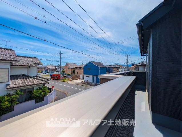~青梅新町5丁目~Newly Built Homeの展望|【Balcony】◆バルコニー◆日当たりの良いバルコニーは、洗濯物がよく乾くだけでなく、外の空気を感じながらひと息つける場所。暮らしに心地よい余白をもたらします。