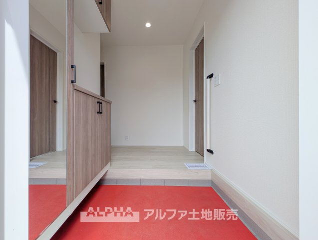 ~青梅新町5丁目~Newly Built Homeの玄関|【Welcome Space】
◆玄関◆帰宅時にほっとできる、穏やかな空気感の玄関。整った空間が日々の切り替えを自然にサポートし、来客時にも好印象を与えます。