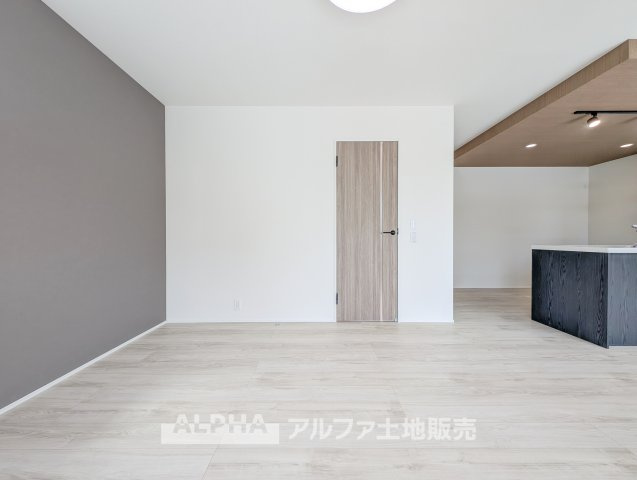 ~青梅新町5丁目~Newly Built Homeの居間・リビング|【light a living】
◆明るいリビング◆にペイントして君との時間を有意義に過ごしたい。ここでの暮らしは僕たちにとって宝物になる。