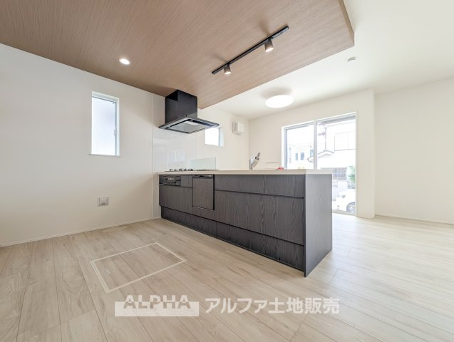 ~青梅新町5丁目~Newly Built Homeのキッチン|【Happy circle Kitchen】
◆団欒キッチン◆キッチンからは家族の団欒が飛び交い明るい陽射しを浴びながらの朝食は楽しく素敵な時を奏でる空間。