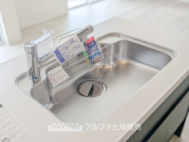 ~青梅新町5丁目~Newly Built Homeのキッチン|【Water cleaner】
◆浄水器◆蛇口から流れ出すお水はクリーンでいつも楽しめます。また浄水器内臓シャワー混合栓なので場所取らずのスッキリとしたスタイルです。