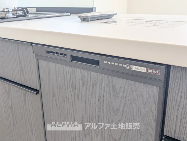 ~青梅新町5丁目~Newly Built Homeのキッチン|【Food washing machine】
◆食洗機◆家事の時間を短縮し、お子様との大切な時間をもっと楽しく。手荒れも防げて節水効果も高い、忙しい毎日に嬉しい人気の設備です。