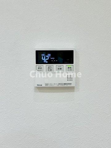 グリーンパーク第6綾瀬の発電・温水設備|【給湯リモコン】外での一日を忘れさせてくれるオートバス機能でお好みの湯量・温度に調整された浴槽。