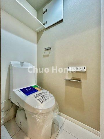 グリーンパーク第6綾瀬のトイレ|【トイレ】 収納スペースをしっかりと確保した温水洗浄便座機能付きトイレ。温水洗浄便座は清潔にお使いいただくための大切なアイテムです。