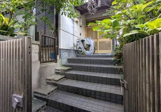 「住宅用地としても◎」高知市福井町　中古一戸建ての外観|緑に囲まれた趣のある玄関アプローチ。落ち着いた住環境が魅力です。
