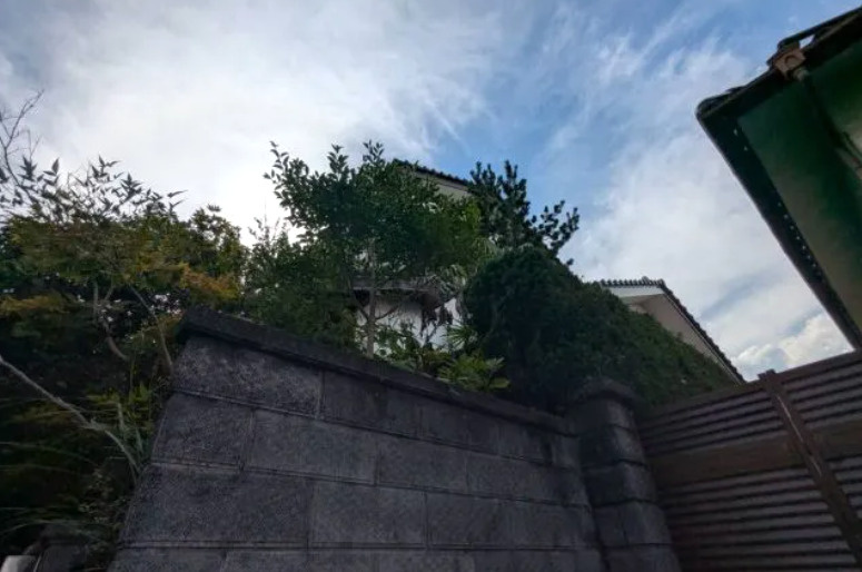 「住宅用地としても◎」高知市福井町　中古一戸建ての外観|豊かな植栽が住まいを彩る邸宅。プライバシー性の高い住環境です。