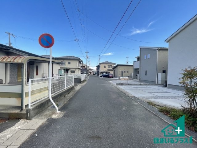 ★26日(土)27日(日)現地見学可能！★近江八幡市八幡町　新築一戸建ての前面道路含む現地写真|周辺は閑静な住宅街！前面道路広々で車の出し入れも便利です。駐車が苦手な方でも安心して車庫入れできます！