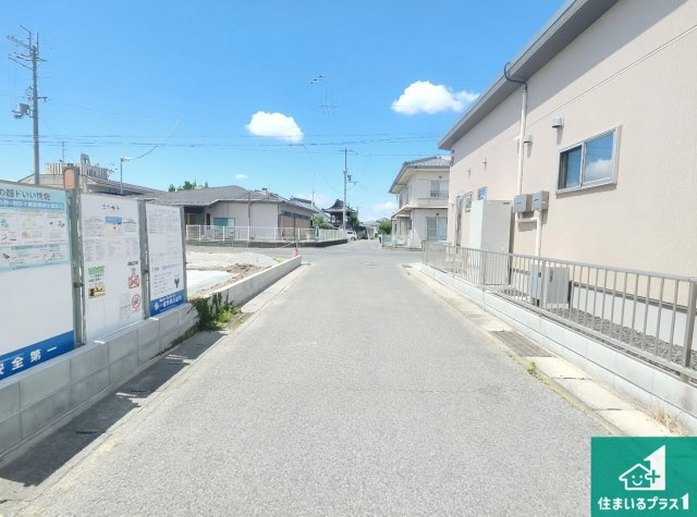 ★近江八幡市八幡町　新築一戸建ての前面道路含む現地写真|周辺は落ち着いた街並みの住宅地！子育てがしやすい住環境です！まだ未完成ですが、現地でしかわからない事もございます。是非一度ご覧ください。