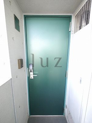 腰越10の玄関