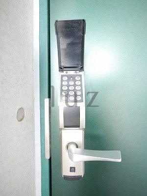 腰越10の玄関