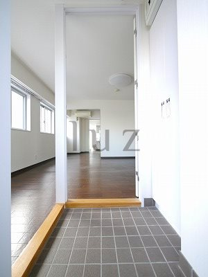腰越10の玄関