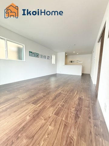 明石市西明石町2丁目　全2棟1号棟　新築戸建の居間・リビング|◆同社施工例◆リビングは長方形で家具を配置しやすい間取りとなっております。