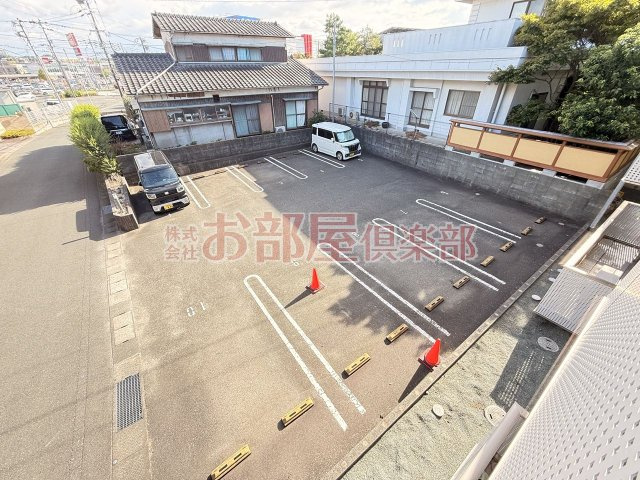 シャーメゾン新合川の駐車場|駐車場があるので、車を買う予定の方も安心です