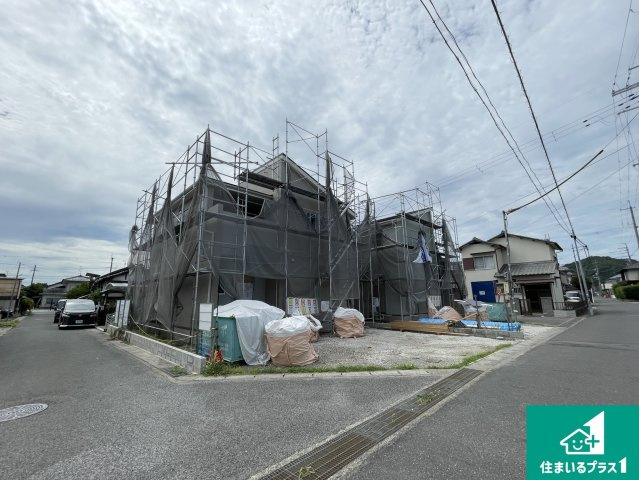 近江八幡市八幡町　新築一戸建ての外観|周辺は落ち着いた街並みの住宅地！子育てがしやすい住環境です！まだ未完成ですが、現地でしかわからない事もございます。是非一度ご覧ください。