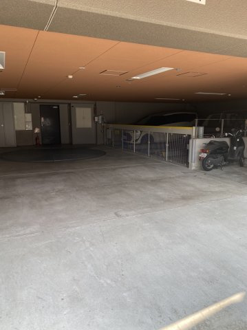 アーバニス今出川緑彩通りの駐車場