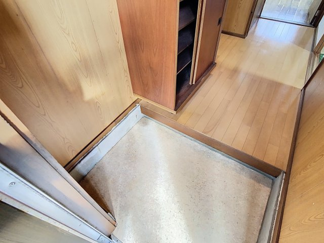 石山ハイツの玄関