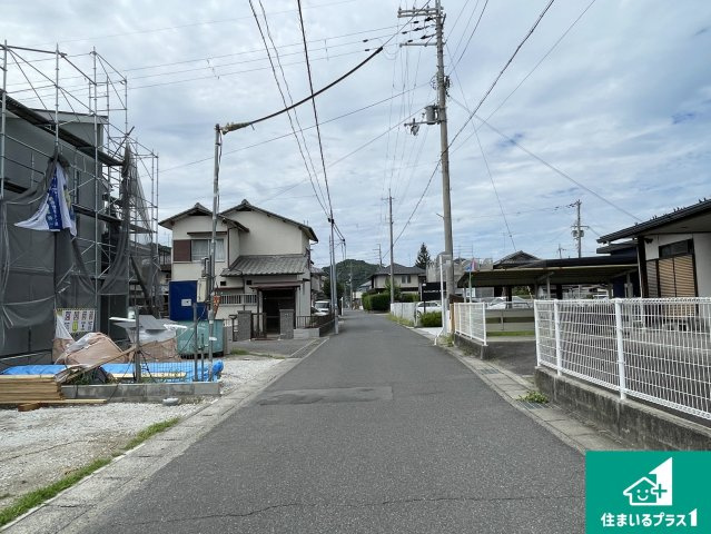 近江八幡市八幡町　新築一戸建ての前面道路含む現地写真|周辺は落ち着いた街並みの住宅地！子育てがしやすい住環境です！まだ未完成ですが、現地でしかわからない事もございます。是非一度ご覧ください。