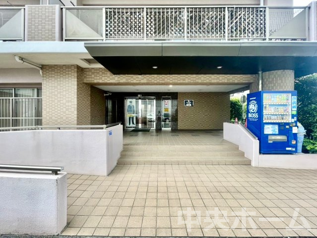 レックス北千住のエントランス|【エントランス】マンションのエントランスは、その物件の印象を決める、顔とも言える場所です。毎日通る場所ですからきれいなのが一番です。
