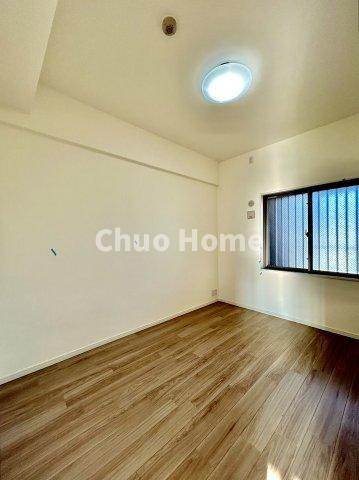 レックス北千住の寝室|【寝室】心と体をゆったりと安らげる主寝室。寝室のゆとりが大きい分だけ、暮らしの安らぎは深まります。一日の疲れを癒すだけでなく、ご夫婦の親密な語らいを紡ぎ出します