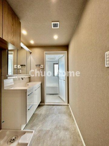 レックス北千住の脱衣所|【洗面所】明るい洗面所は朝をすっきりさせてくれる空間です。バタバタしている忙しい朝でも収納が多い洗面台では短い時間で効率良く支度ができます。