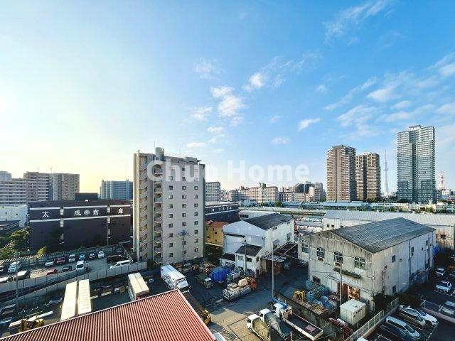 レックス北千住の展望|手を伸ばせば、ふれることが出来そうな環境が、そのままインテリアになったような印象です。その豊かな眺望にふさわしい空間には、通風・採光にも優れ、心地よい光と風があふれています